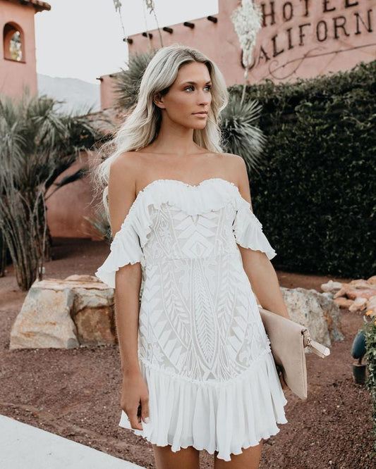 Robe bohème blanche courte à épaules dénudées Ibiza Vibe
