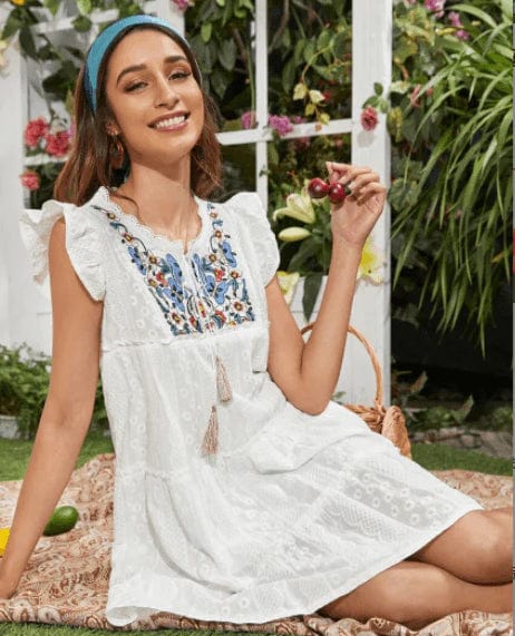 Robe courte blanche brodée bohème Ibiza Vibe