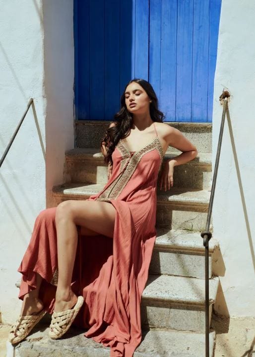 Robe de plage chic bohème corail avec col en V et dos ouvert Ibiza Vibe