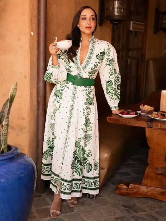 Robe longue blanche et verte style bohème avec imprimé estival Ibiza Vibe