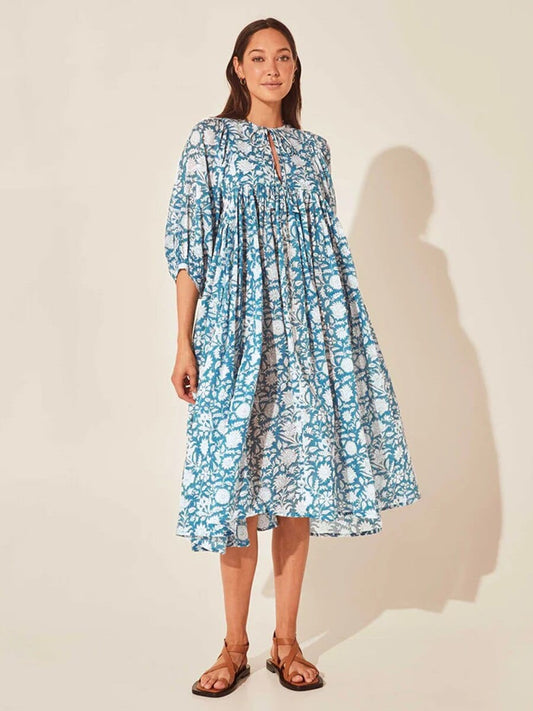 Robe mi-longue à manches longues et fleurs bleues bohème Ibiza Vibe