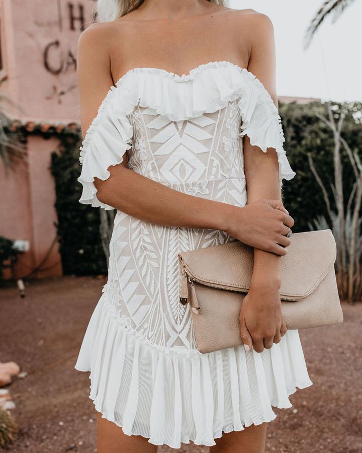 Robe bohème blanche courte à épaules dénudées Ibiza Vibe