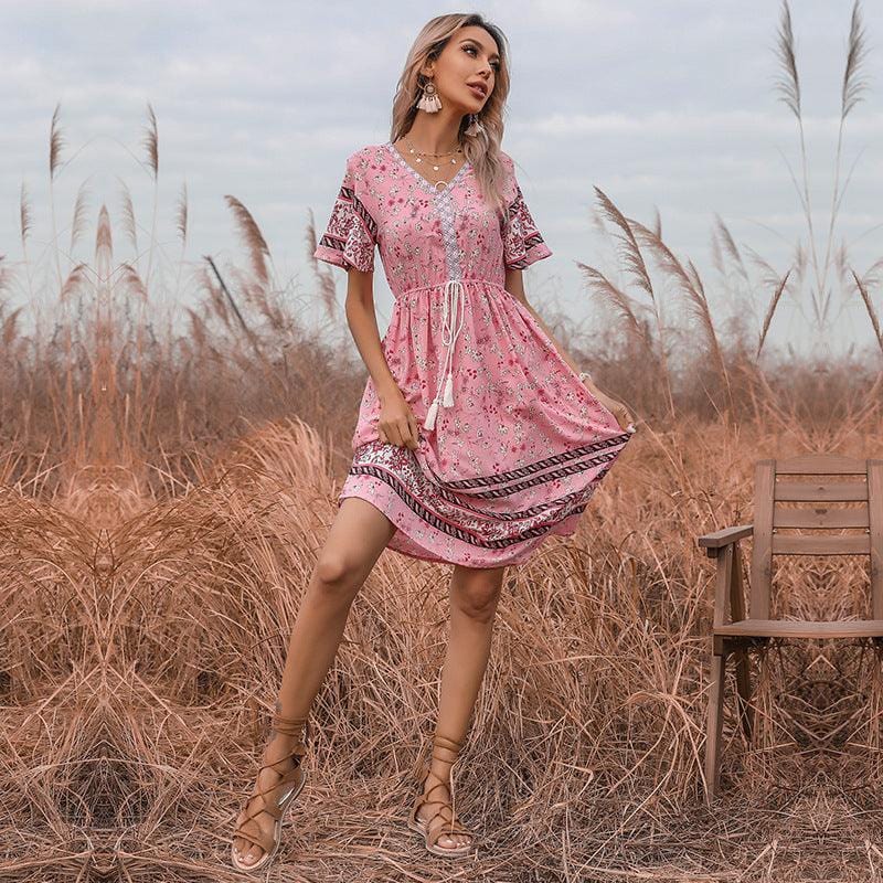Robe courte rose à fleurs bohème Ibiza Vibe