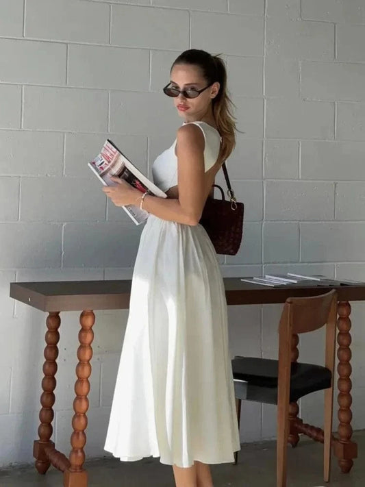 Robe de mariée blanche mi-longue style bohème avec dos ouvert Ibiza Vibe