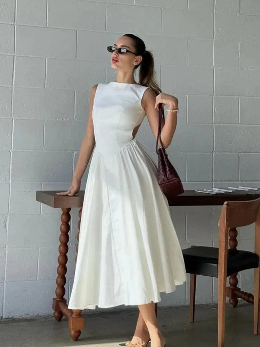 Robe de mariée blanche mi-longue style bohème avec dos ouvert Ibiza Vibe