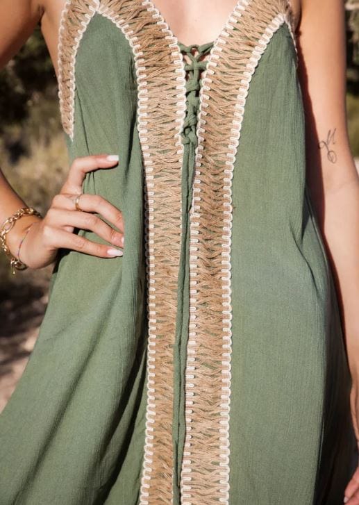 Robe de plage bohème verte avec col en V et dos ouvert Ibiza Vibe