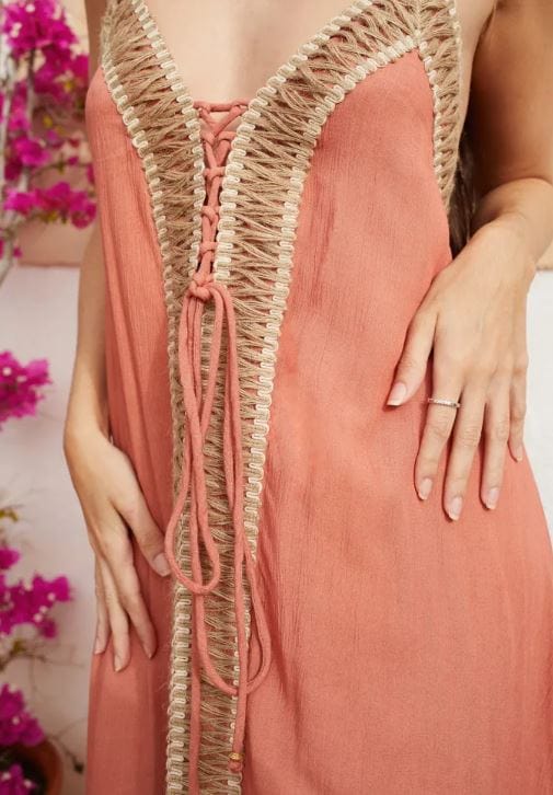 Robe de plage chic bohème corail avec col en V et dos ouvert Ibiza Vibe