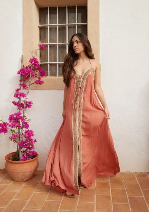 Robe de plage chic bohème corail avec col en V et dos ouvert Ibiza Vibe