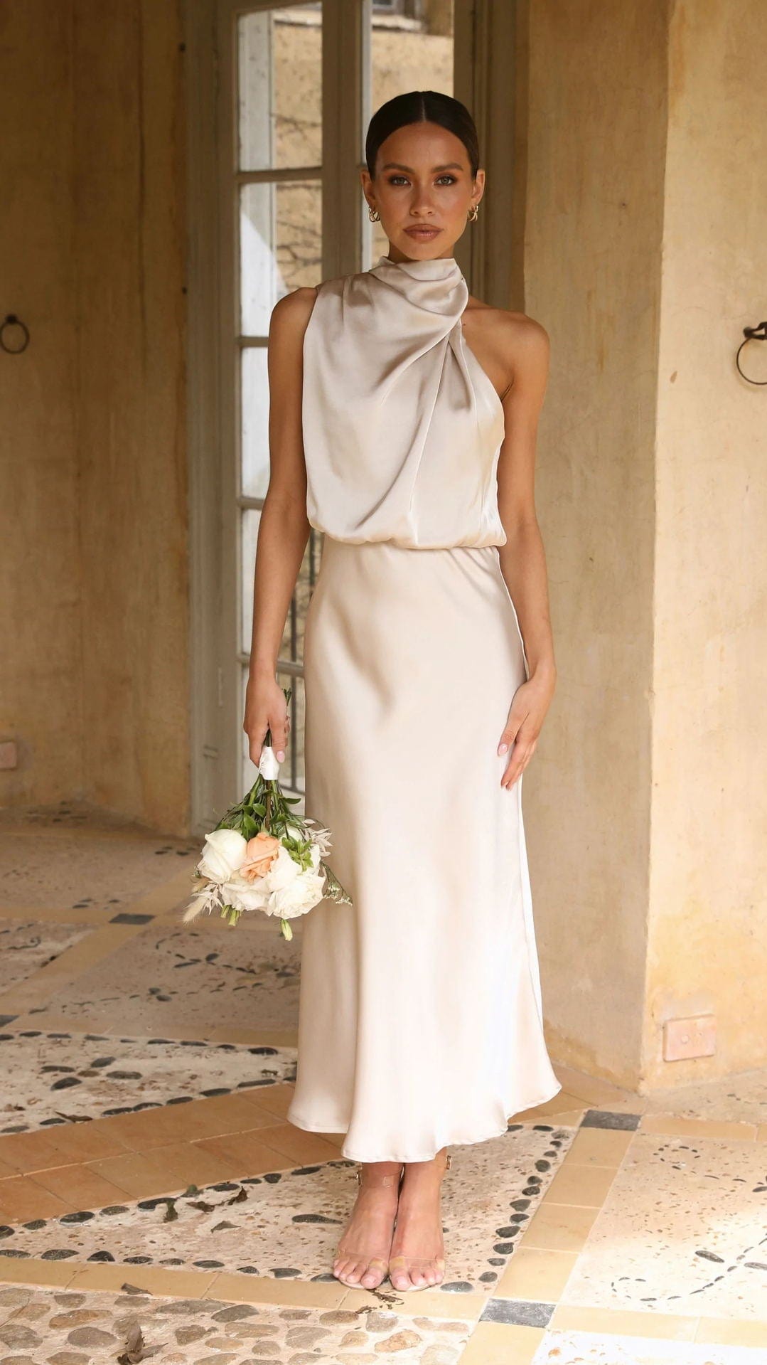 Robe élégante en satin à col montant beige Ibiza Vibe