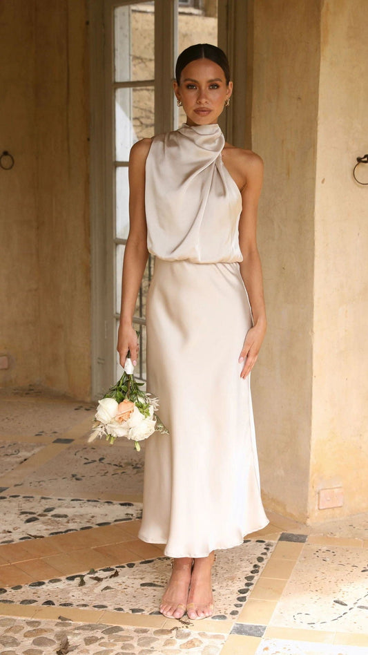 Robe élégante en satin à col montant beige Ibiza Vibe