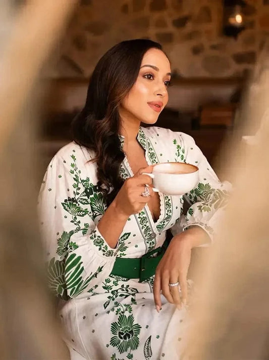 Robe longue blanche et verte style bohème avec imprimé estival Ibiza Vibe