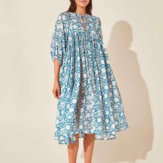 Robe mi-longue à manches longues et fleurs bleues bohème Ibiza Vibe